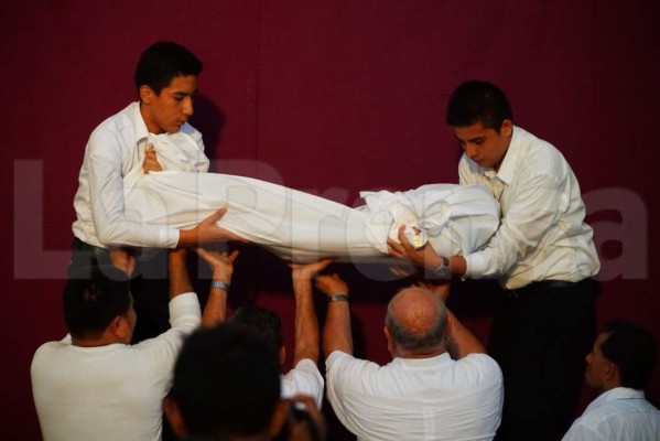 Feligreses católicos realizan el Santo Entierro en San Pedro Sula