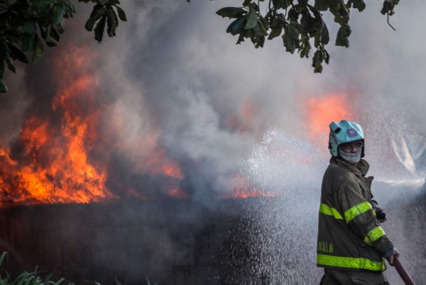 Más de L2.5 millones en pérdidas deja incendio en tapicería