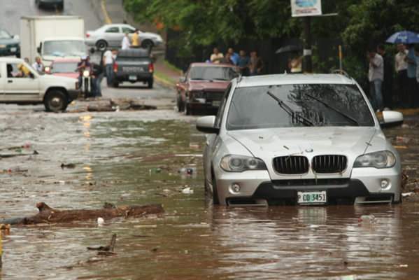 Lluvias y rayos se ensañan contra Tegucigalpa