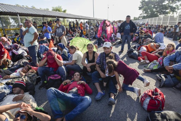 Medio millar de migrantes se plantan ante México a la espera de cruzar la frontera