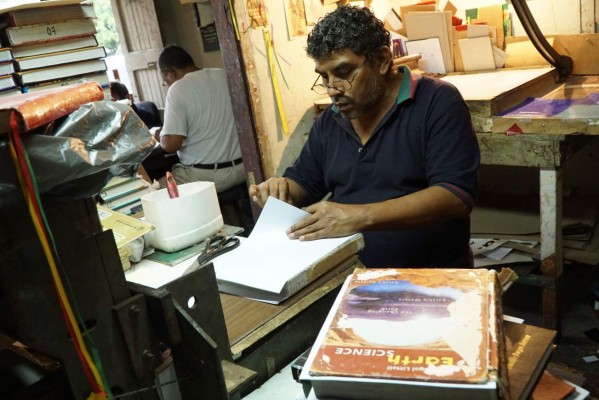 Sobrevive: el arte de encuadernar libros y documentos