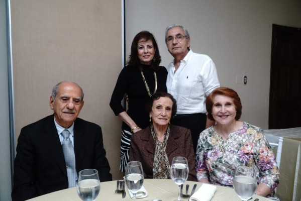 Vivian y Selim Canahuati con Renneé Kawas y Mary Bendeck