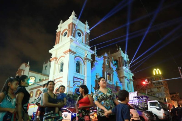 Cientos de sampedranos acompañaron la actividad navideña.