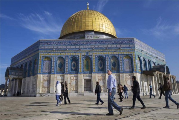 El turismo en Jerusalén Este es víctima de la ola de violencia que sacude la región: las empedradas calles de la amurallada ciudad vieja están desiertas de turistas y los comerciantes esperan impotentes a las puertas de sus tiendas a compradores que no llegan. EFE