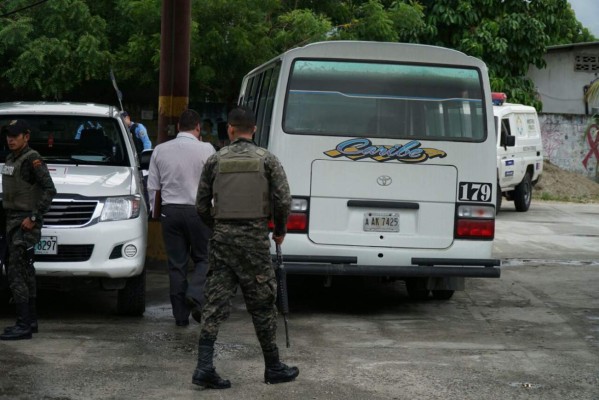 Hombres armados se suben a bus y matan a pasajero