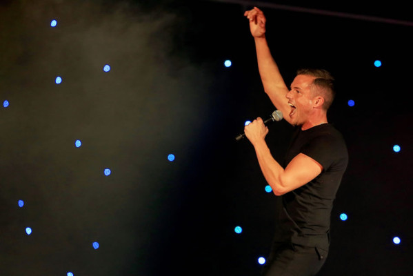 Miley Cyrus se fuma las críticas en los EMA 2013