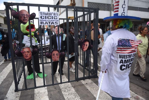 Chapines cargan contra políticos en 'Huelga de Dolores'