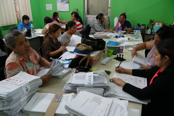 Lentitud en entrega de títulos pone en riesgo el ingreso de jóvenes a la Unah-vs