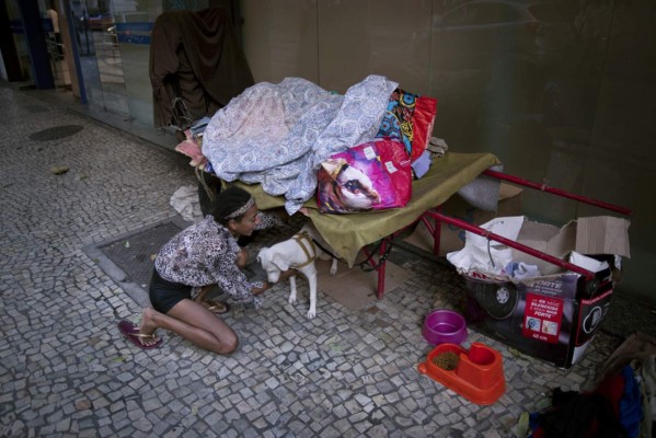 'Quédense en casa', recomendación imposible para los sin techo de Rio de Janeiro