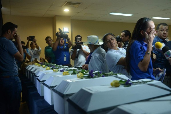 Corte salvadoreña entre osamentas de masacre El Mozote