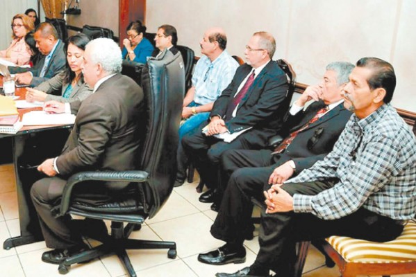 Proponen más pruebas contra exjunta del Seguro Social