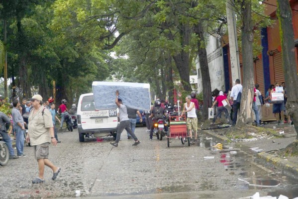 Centros comerciales del este en poder de vándalos