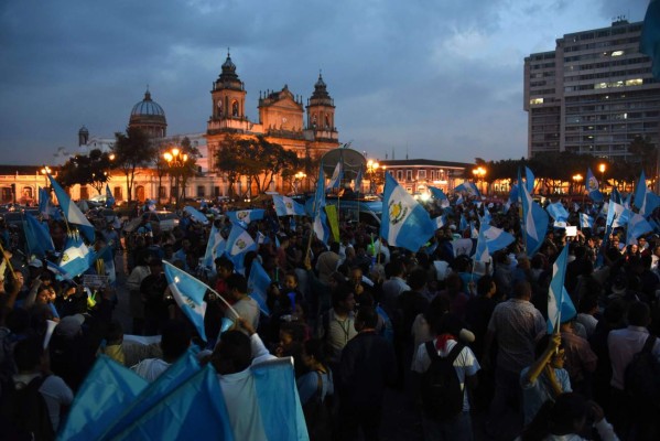 Ciudadanos celebran frente al Palacio Nacional de Guatemala tras la noticia de la pérdida de inmunidad del presidente guatemalteco, Otto Pérez Molina.