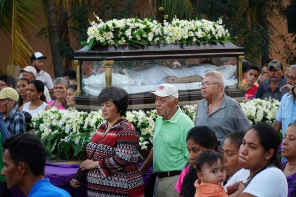 Feligreses católicos realizan el Santo Entierro en San Pedro Sula