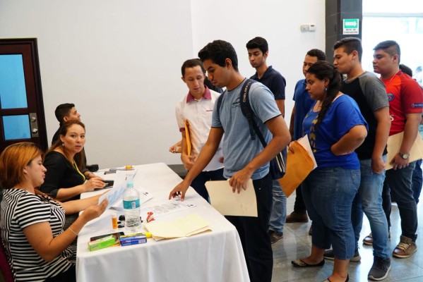 Aspirantes universitarios acuden a entregar documentos a la CCIC