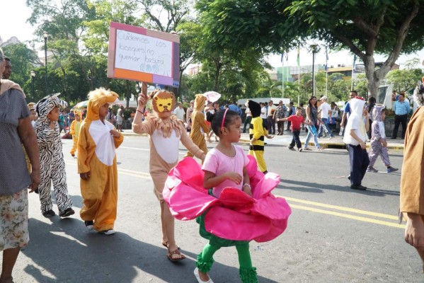 Escolares hondureños rinden homenaje a la patria
