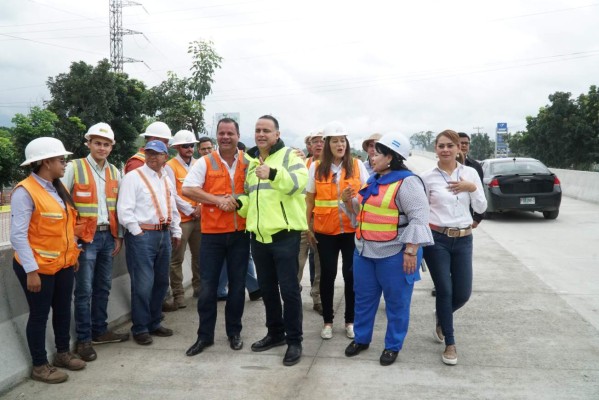 Puente a desnivel da fluidez a tráfico en bulevar del este