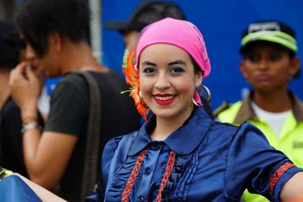 Las bellas chicas en el desfile de la Feria Juniana