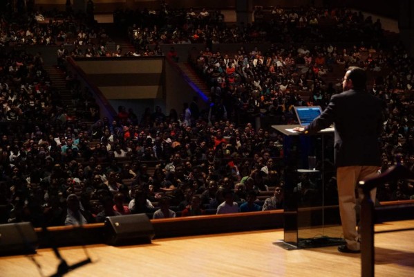 Congreso evangélico reúne a más de 30,000 jóvenes