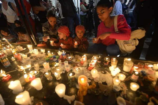 Pilgrims from all over the world crowd the historic center of Panama City on the eve of the arrival of Pope Francis for the World Youth Days, on January 22, 2019. (Photo by MARVIN RECINOS / AFP)
