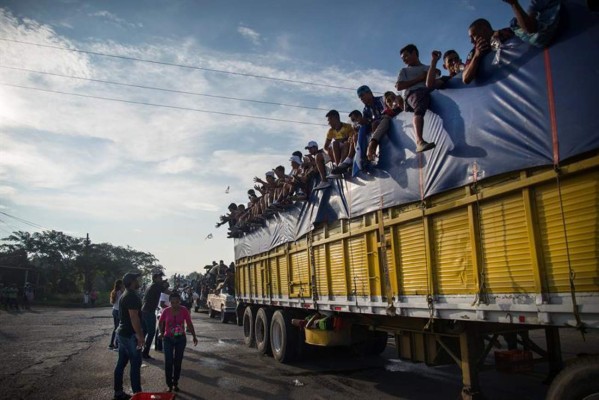 Dos camiones con al menos 80 migrantes de la caravana desaparecen en México