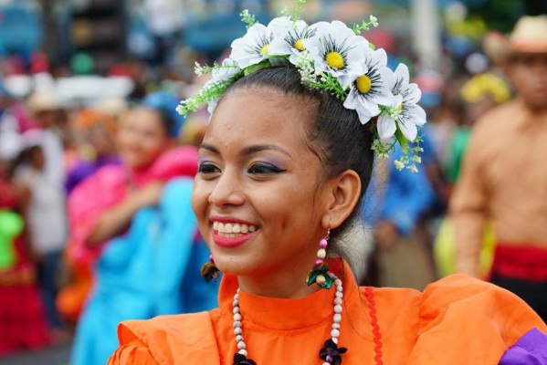 Las bellas chicas en el desfile de la Feria Juniana