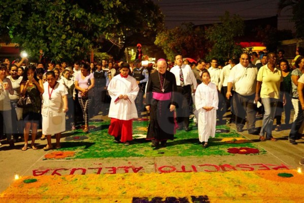 Feligreses católicos realizan el Santo Entierro en San Pedro Sula