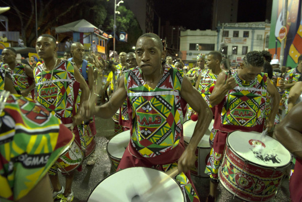 Carnaval de Río arrancan con exaltación a la percusión africana