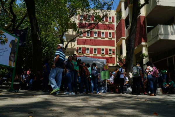 Denuncian que estudiante fue violada en baños de la Unah-vs