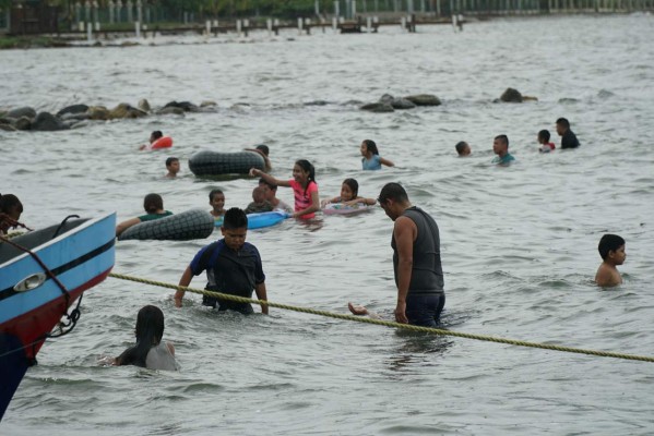 Ni la lluvia detuvo a los turistas en Puerto Cortés y Omoa