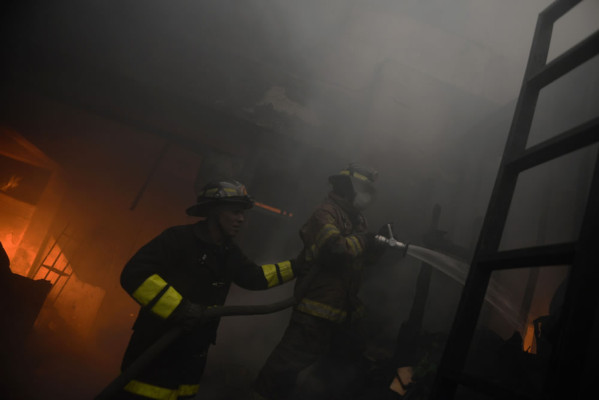 Incendio consume más de 500 locales en mercado de Guatemala