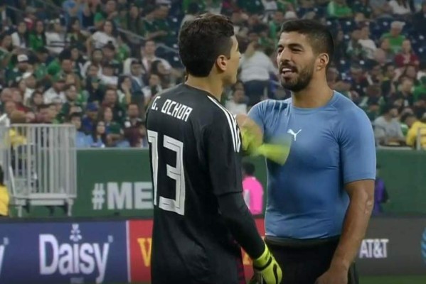 Filtran 'la burla' de Luis Suárez a Guillermo Ochoa tras el Uruguay - México