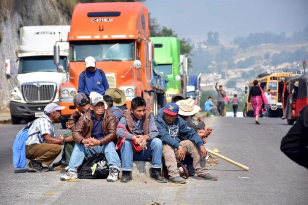 Millonarias pérdidas y caos vial deja protesta campesina en Guatemala  