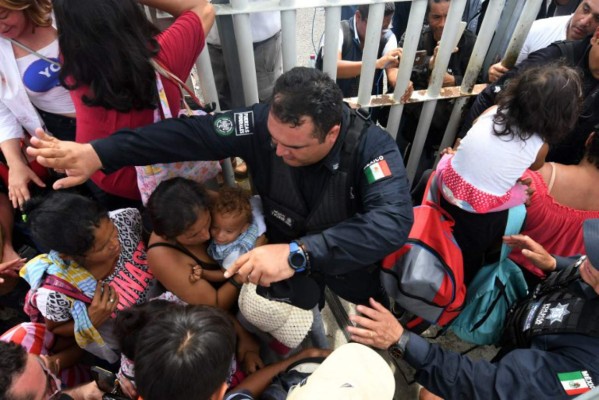 Hondureños que cruzaron frontera serán llevados a albergues en Tapachula, México