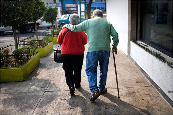 Caminar con lentitud podría apuntar a un peligro de Alzheimer