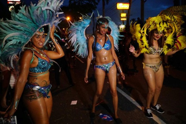 Las bellas chicas en el desfile de la Feria Juniana
