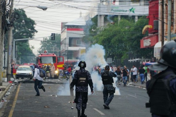 Turba incendia banco y saquea comercios en Tercera Avenida de SPS