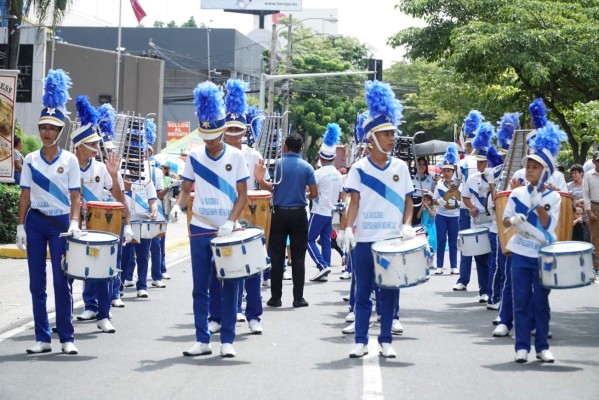 Escolares hondureños rinden homenaje a la patria