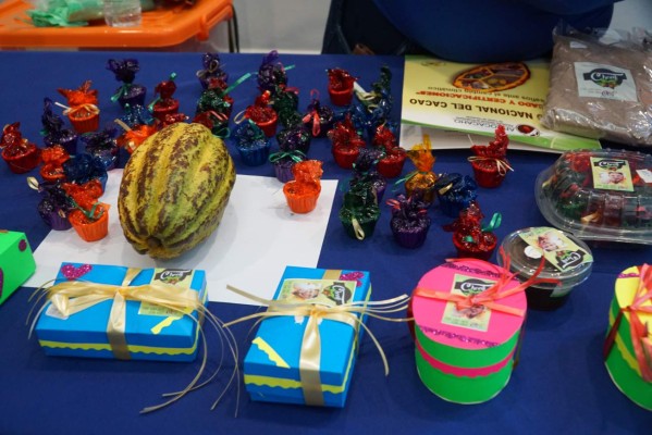 Cacao hondureño es procesado para elaborar botanas gurmé en EUA