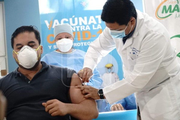 Aplican segunda dosis de Moderna a personal de salud en la zona norte de Honduras