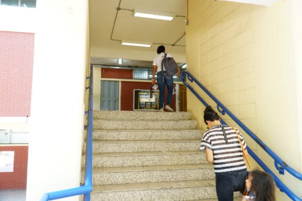 Denuncian que estudiante fue violada en baños de la Unah-vs