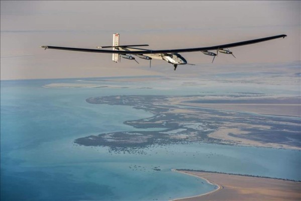 Avión solar despega para dar la vuelta al mundo sin combustible