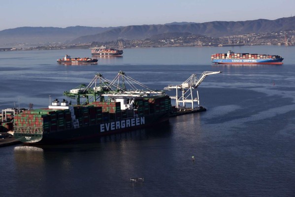 Fracasa primer intento de reflotar buque encallado en Canal de Suez