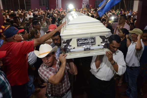 Los familiares y amigos llevan el ataúd de Berta Cáceres durante su funeral en La Esperanza, a 200 km al noroeste de Tegucigalpa.