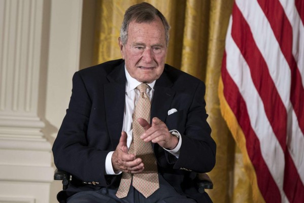 George Bush padre sigue hospitalizado pero estable