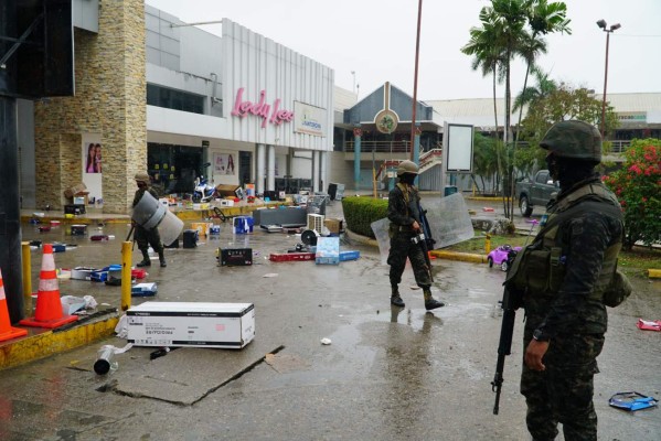 Centros comerciales del este en poder de vándalos