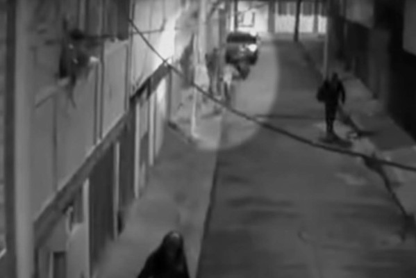 Impactante video de ladrón que ataca a balazos a universitario por quitarle el celular