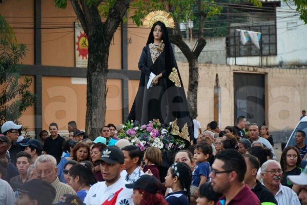 Feligreses católicos realizan el Santo Entierro en San Pedro Sula