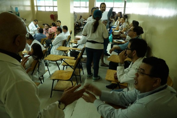 A diálogo médicos y Gobierno por aumento salarial