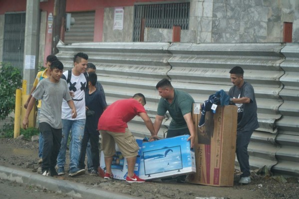 Centros comerciales del este en poder de vándalos